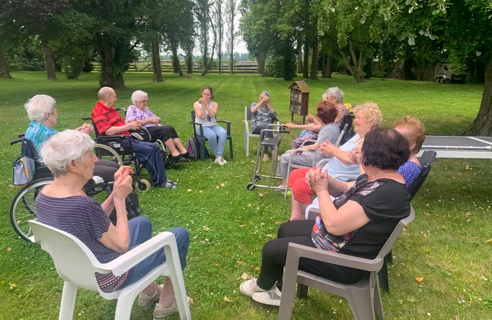 Animation dans les jardins sur Manoir Notre Dame